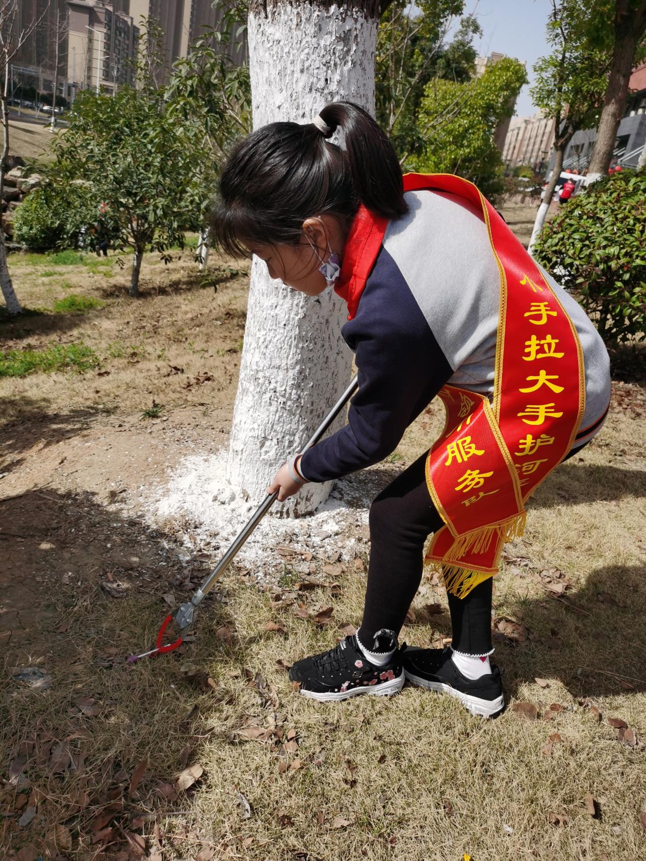 【博学广志】学习雷锋好榜样，携手共护景观河——记林卫云名师工作室与社区联动活动(1)_html_1f980e35.jpg