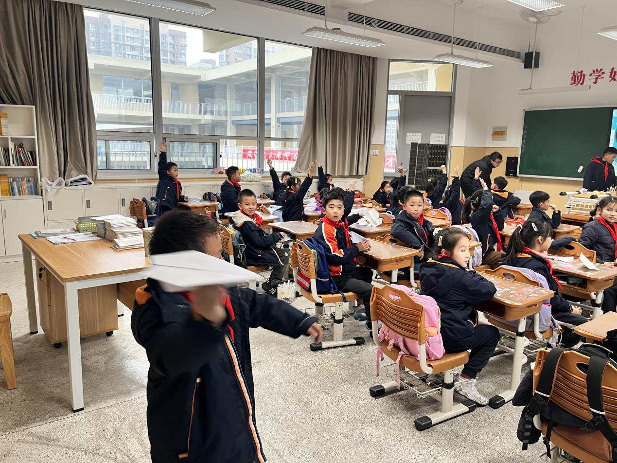 【湖畔•家校共育】有趣的纸飞机（第一期）——二（21）班家长进课堂活动_html_m2a4ce73a.jpg
