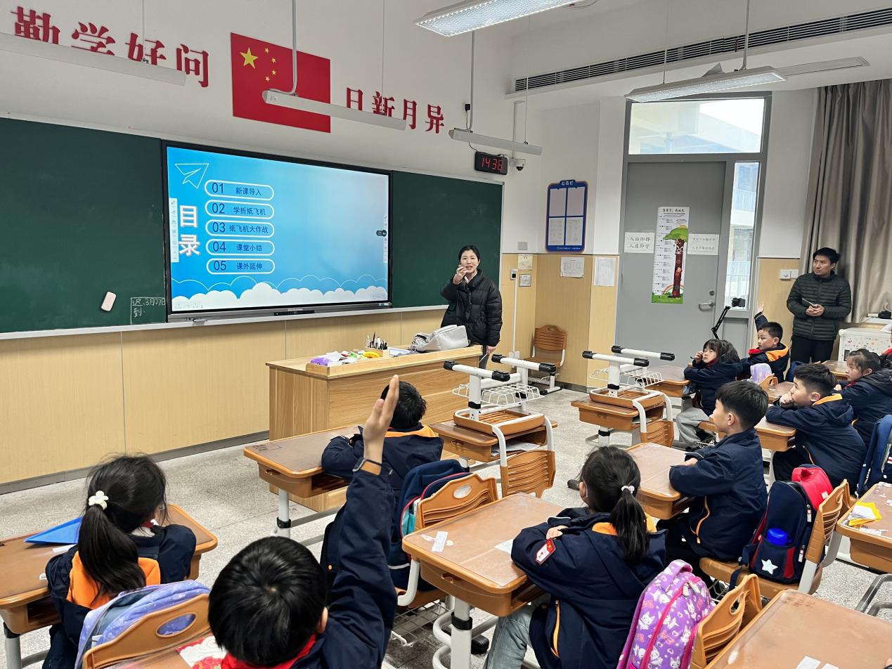 【湖畔•家校共育】有趣的纸飞机（第一期）——二（21）班家长进课堂活动_html_7626da7c.jpg