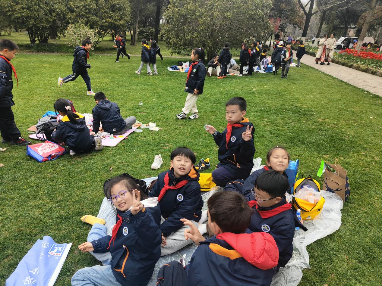 【湖畔·学生活动】春风拂面，学子欢腾——记金陵小学（仙林湖校区）二年级综合实践活动_html_m44a3248e.jpg