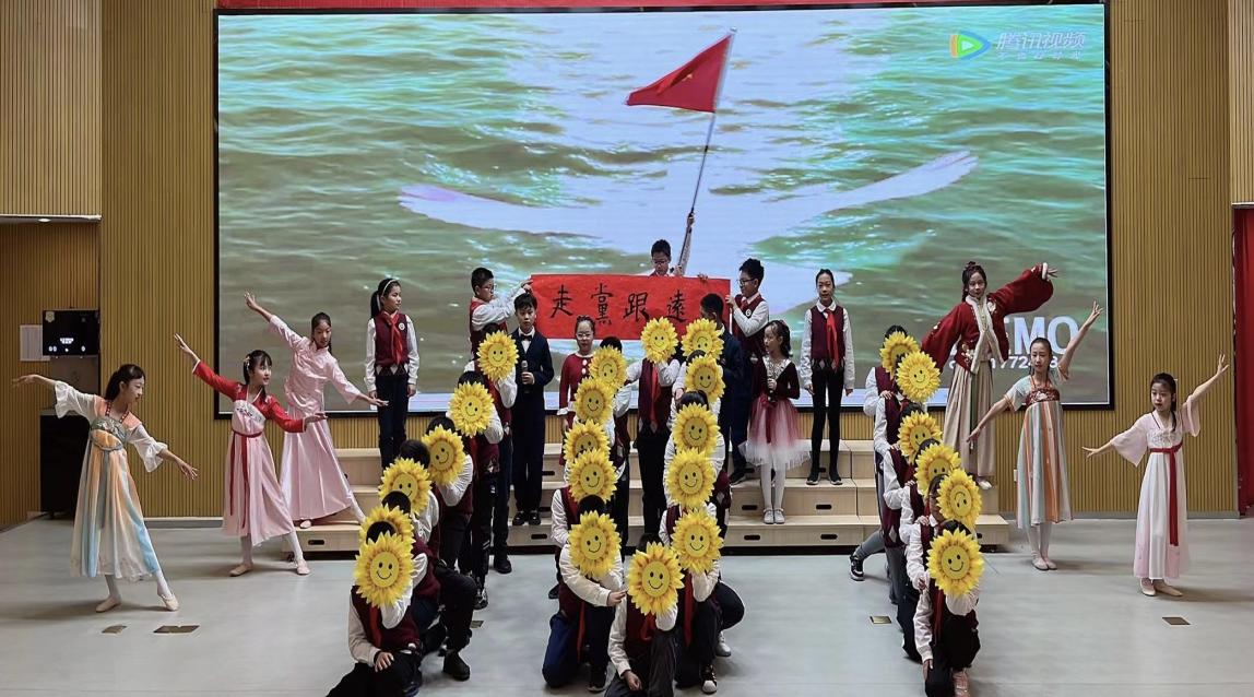 【博学广志】红歌传唱·童心向党——记金小广志路校区第三届广志艺术节暨“萌娃唱红歌”主题活动五年级诗朗诵专场_html_33ae5a24.jpg