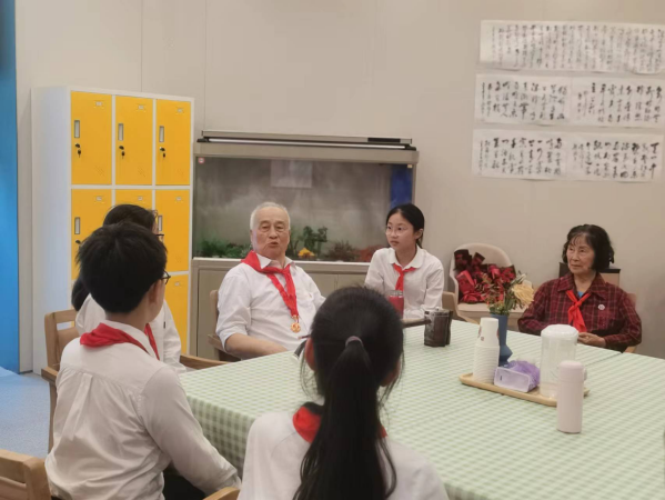 【湖畔·红领巾寻访】喜迎二十大  永远跟党走（二十九）——六（10）中队红领巾寻访身边老党员_html_2740080c.png