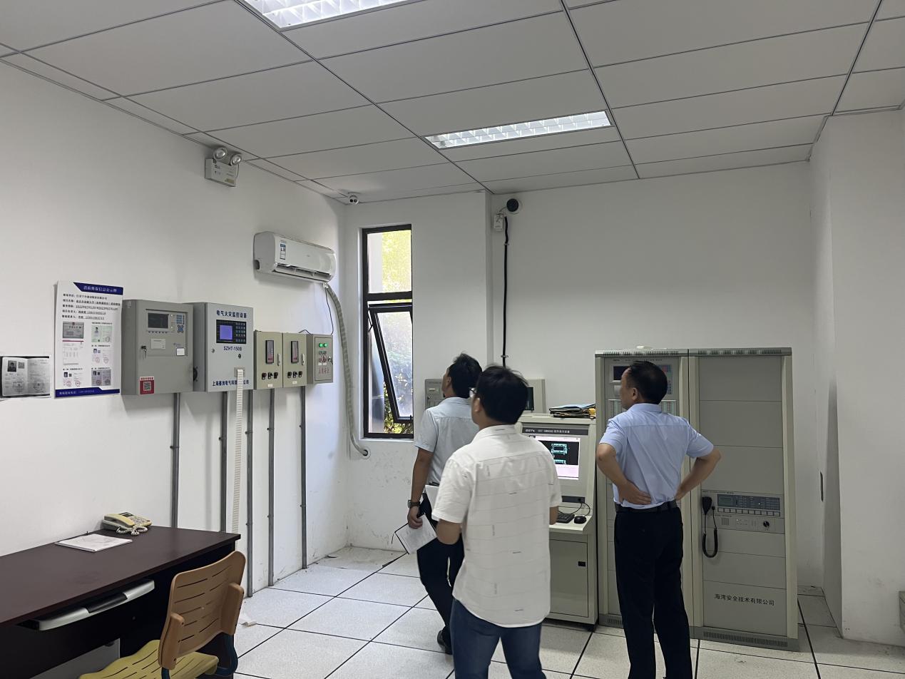 【湖畔·共佑安全】安全无小事，自查护开学——金陵小学（仙林湖校区）开展开学前安全检查_html_6d02e0ce.jpg