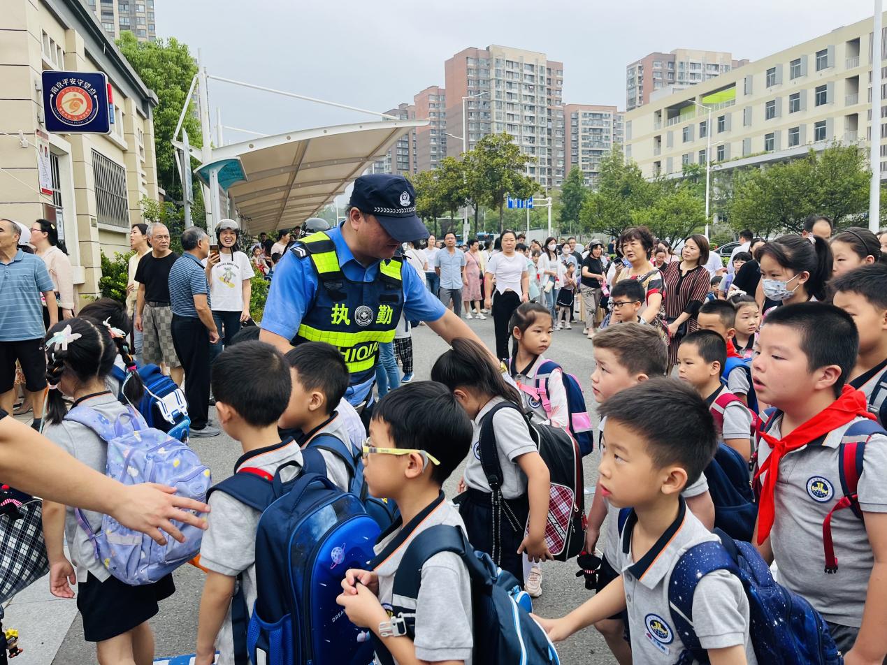 【湖畔·学生活动】“童你一起  遇见成长”——金陵小学（仙林湖校区）2023年秋季开学典礼暨新生入学仪式_html_3996a39b.jpg