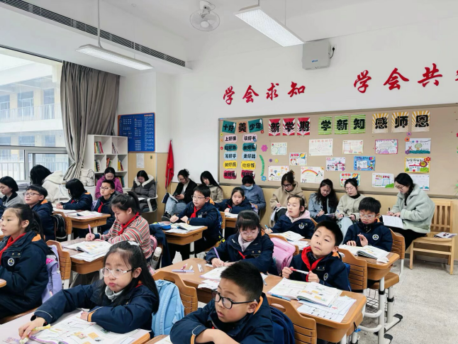 【湖畔·童化课堂】研思并进，且悟且行——记三年级英语校本教研_html_24e1f136.png