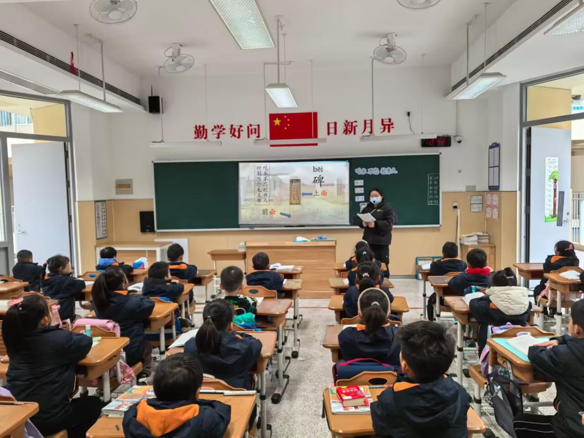 【湖畔•童化课堂】饮水思源润童心 识字明理启智慧——记金陵小学（仙林湖校区）一年级语文组教研_html_m27af165f.jpg