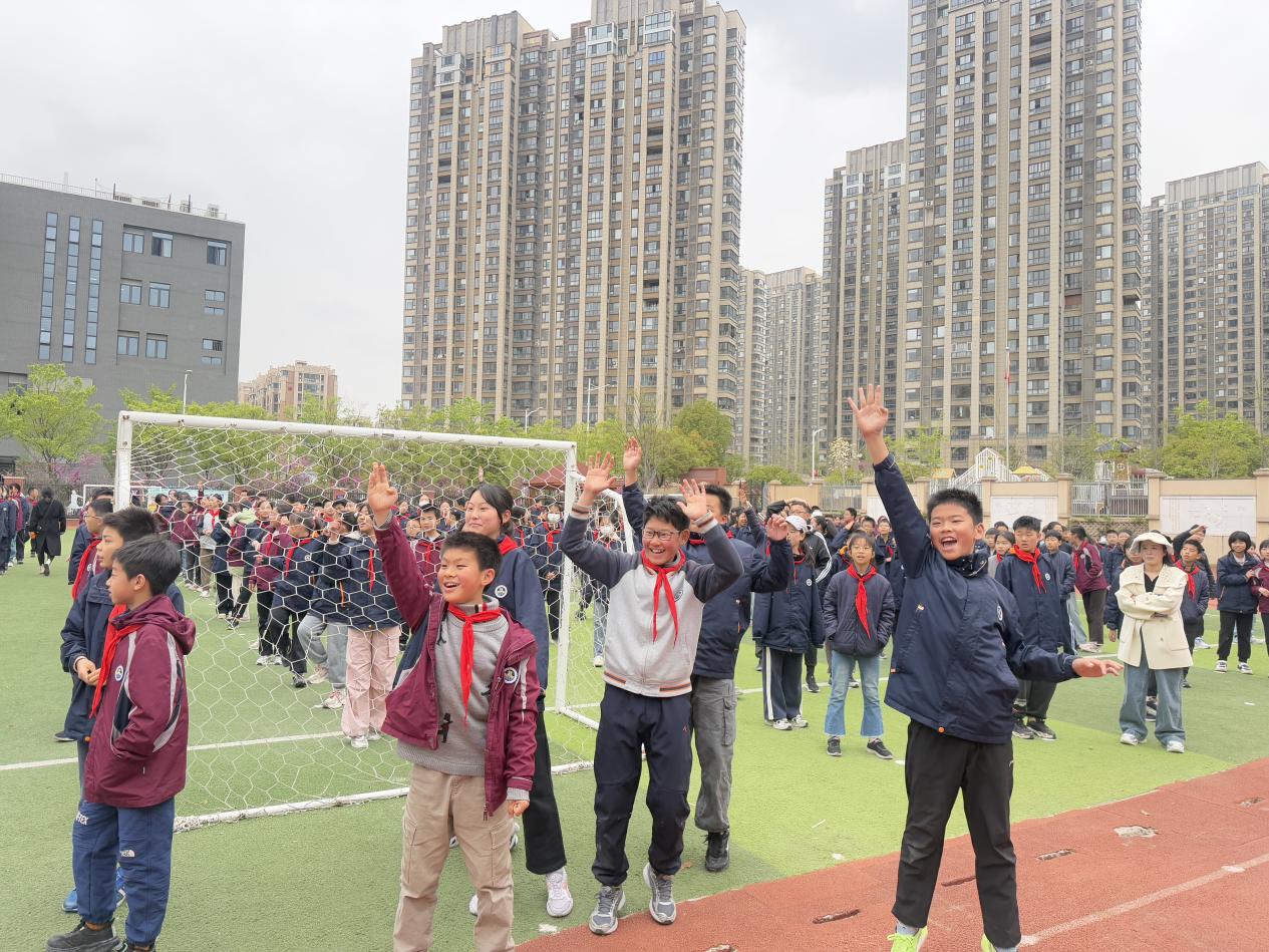 冠军精神 点亮校园，冠军进校园系列活动——成雅凡、江帆携跨栏故事激励学子_html_6cd2cfc1.jpg