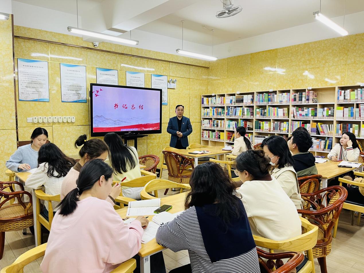 【湖畔·先锋示范】（主题党日）“学党规党纪 强党风党性”——金陵小学仙林湖校区党支部主题党日活动_html_6373320f.jpg