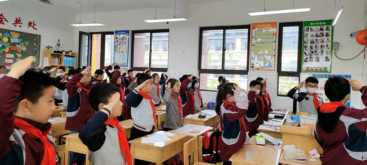 【湖畔光影·升旗仪式】你所想象的美好，在书中皆有可能——金陵小学（仙林湖校区）第十周线上升旗仪式_html_45293c06.jpg