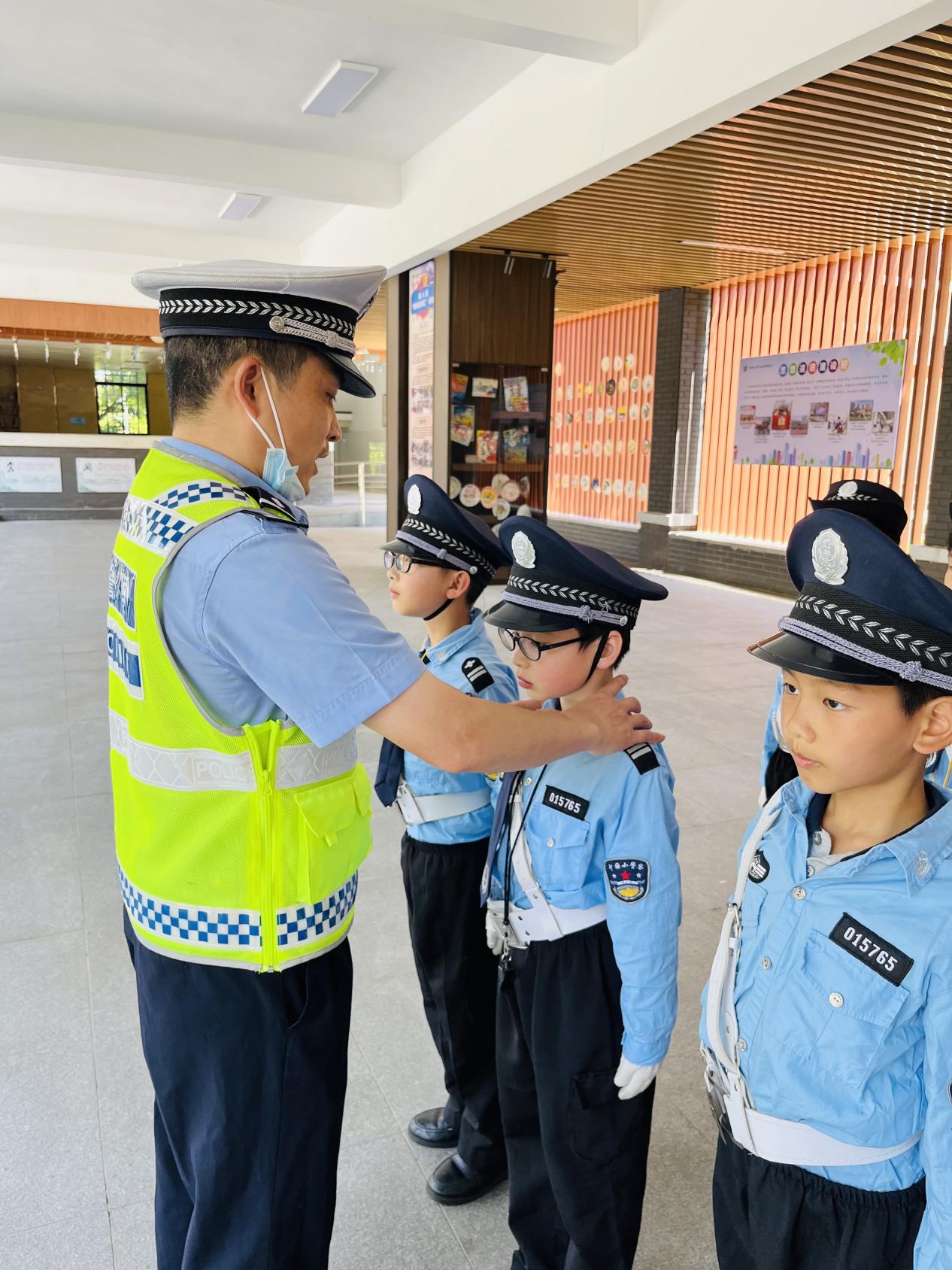 【湖畔光影】小交警爱劳动，属你最“警”彩_html_1f11ee2a.jpg