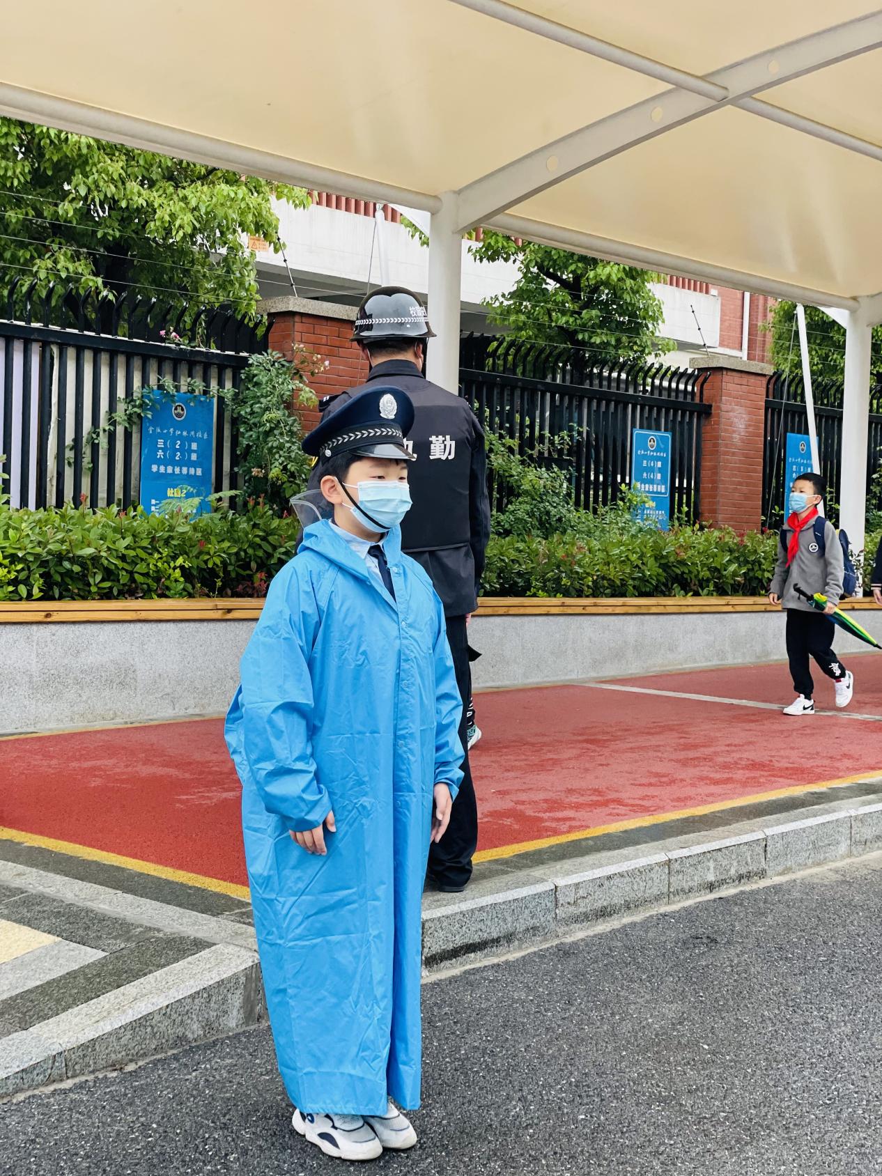 【湖畔光影】小交警爱劳动，属你最“警”彩_html_m3a9eb6c.jpg