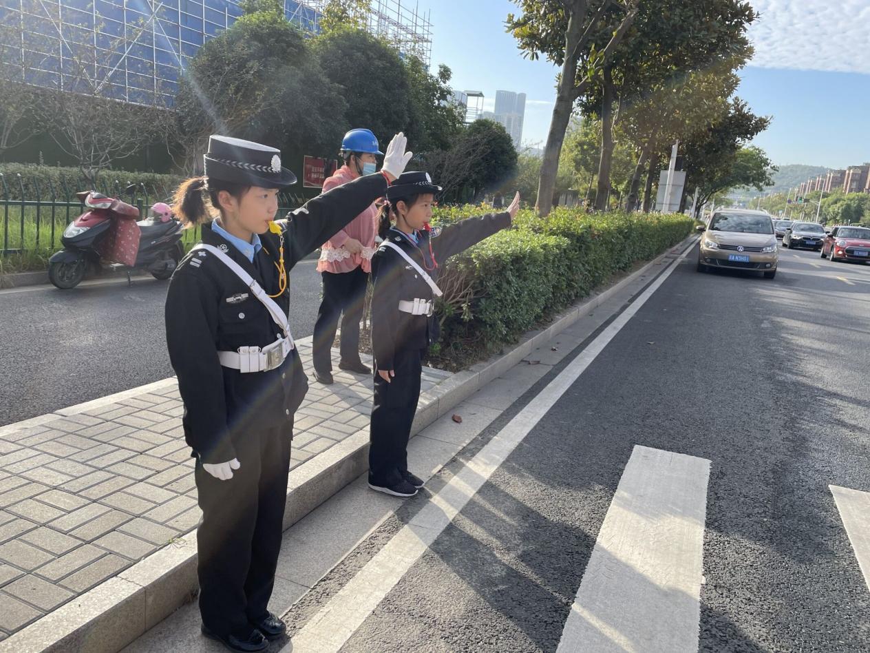 【湖畔光影】小交警爱劳动，属你最“警”彩_html_m3740256b.jpg