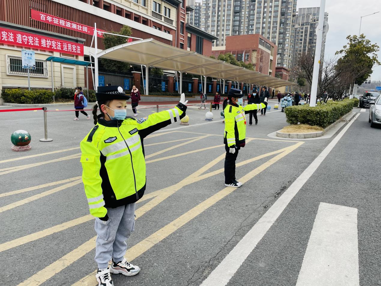 【湖畔光影】小交警爱劳动，属你最“警”彩_html_451de7a7.jpg