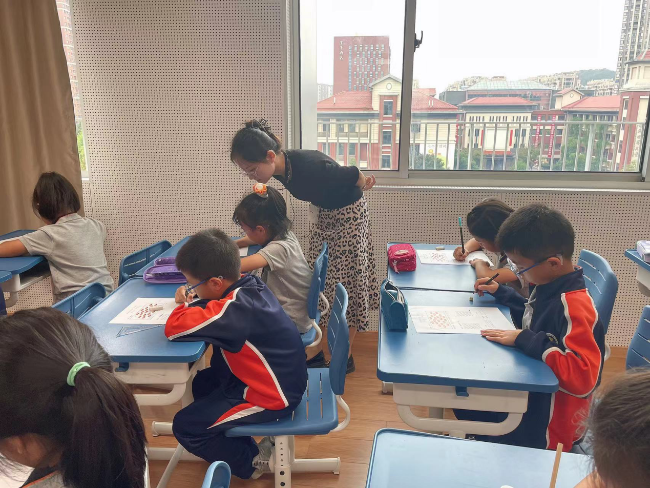 【湖畔·童化课堂】关注运算一致性 落实乘法初认识——数学校本研修之课例研讨（176）_html_m1bb2fe79.png