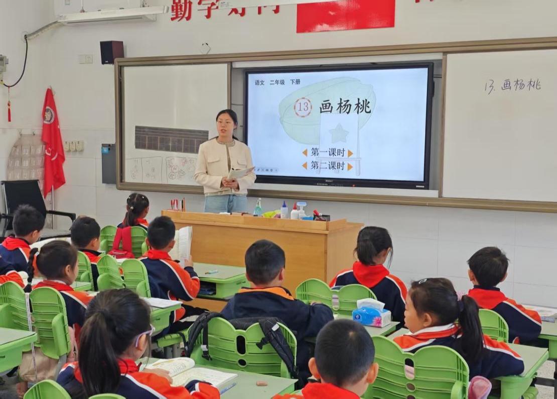 【湖畔·童化课堂】变换视角思考 表述不同看法——记金陵小学（仙林湖校区）二年级语文组教研活动_html_12dac9ba.jpg