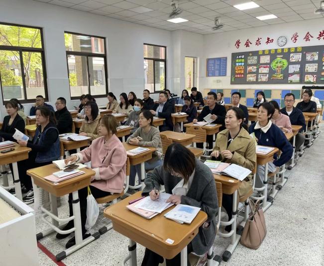 【湖畔·家校共育】共话成长路，携手小升初——南京市金陵小学（仙林湖校区）召开六年级家长会_html_m71506edb.jpg