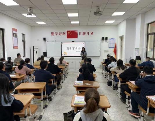 【湖畔·家校共育】共话成长路，携手小升初——南京市金陵小学（仙林湖校区）召开六年级家长会_html_m1db9bab2.jpg