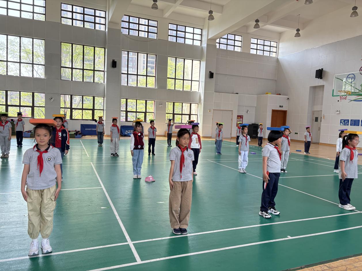 【湖畔·童化课堂】展体育课堂风采，以研促教共成长——体育校本研修之课例研讨（17）_html_m115c5f42.jpg