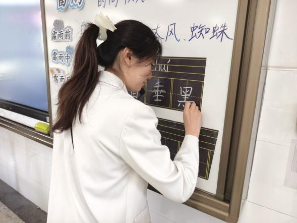 【湖畔·童化课堂】探寻文字星河，感悟语文魅力——金陵小学（仙林湖校区）二年级语文组组内教研_html_24a226e6.jpg