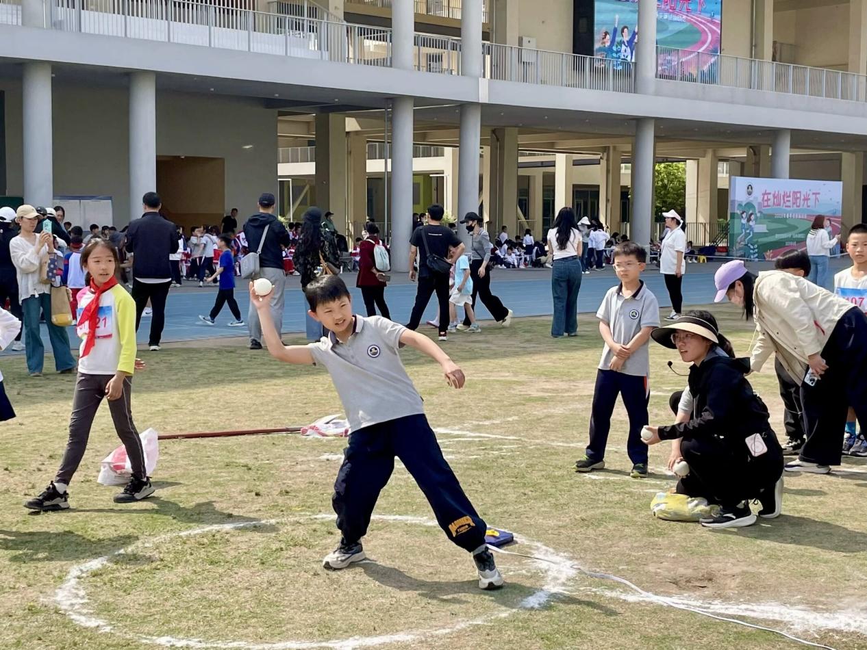 【湖畔·学生活动】在灿烂阳光下——记南京市金陵小学（仙林湖校区）2024—2025学年春季田径运动会（一、三年级）_html_m4301dcad.jpg