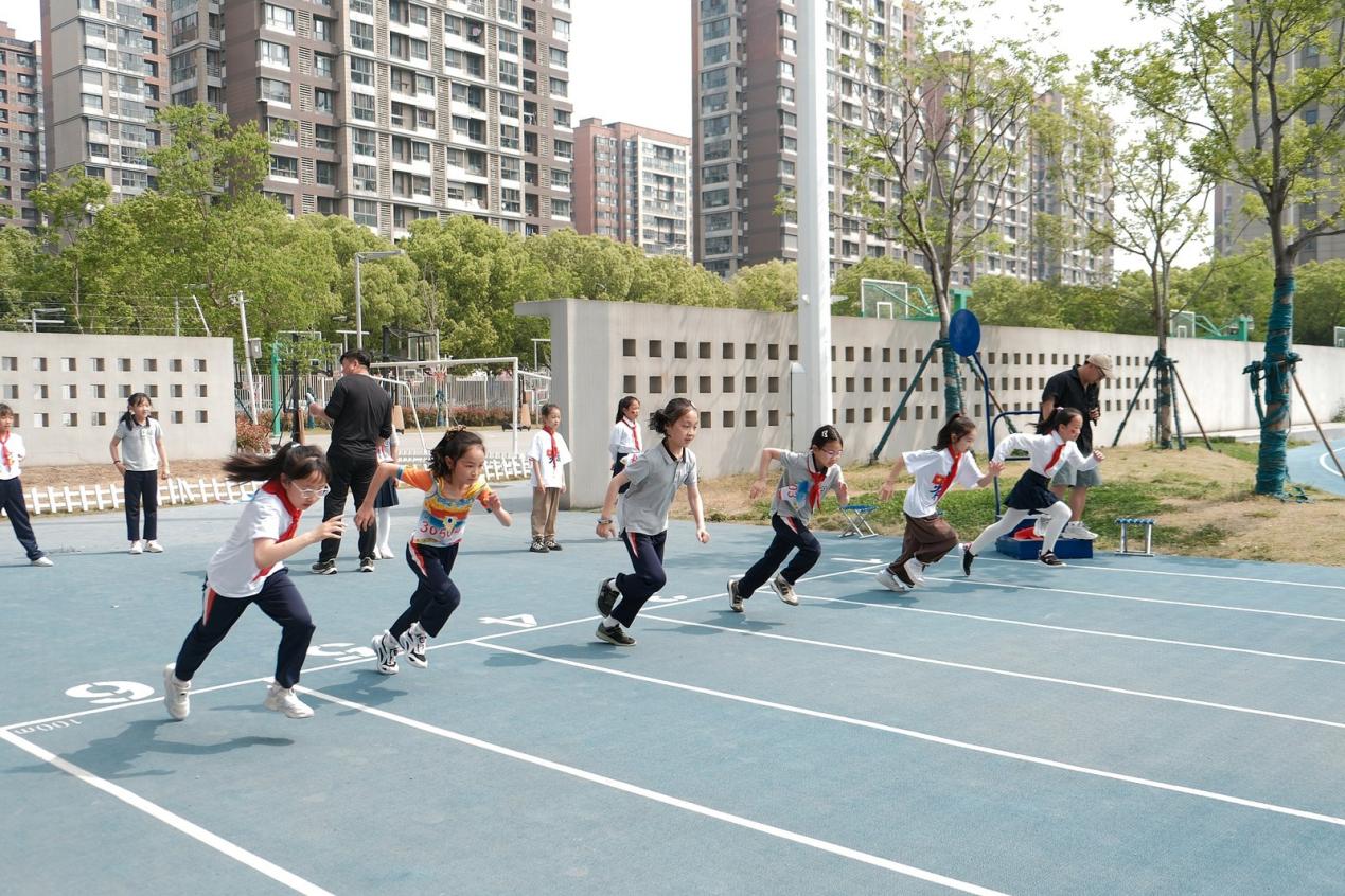 【湖畔·学生活动】在灿烂阳光下——记南京市金陵小学（仙林湖校区）2024—2025学年春季田径运动会（一、三年级）_html_m18ec0730.jpg