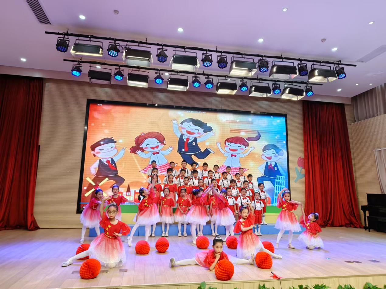 【湖畔·学生活动】“红领巾爱祖国●闪闪发光的你”——合唱比赛一年级专场_html_47edef1d.jpg