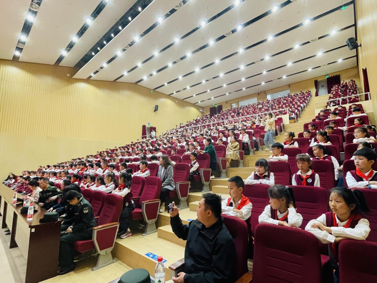 【湖畔·学生活动】传承父辈精神 不负时代重托——陆军工程大学“红色薪火”强军故事宣讲团到我校进行红色宣讲活动_html_742068b1.jpg
