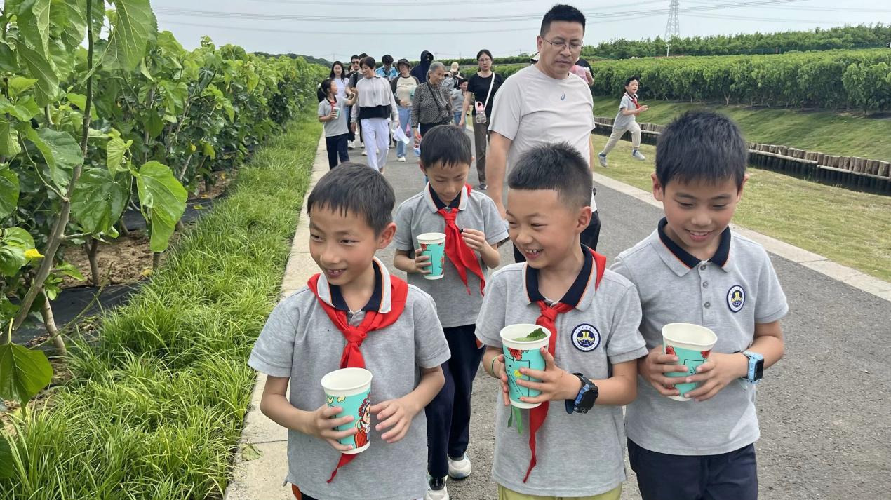 【湖畔 家长互助团】梦起科大，智慧启航——“小蓝鲸”科普研学营第二次蚕桑和船海科技之旅_html_mc8f6dbd.jpg