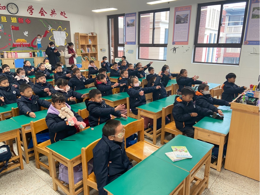【湖畔·家校共育】初冬“心”相遇，日“伴”见成长——金陵小学（仙林湖校区）家长开放日一年级篇_html_4bcd5c9b.jpg