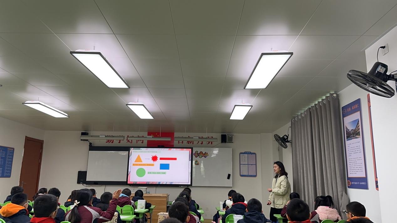 【湖畔·童化课堂】绘画性格，发现自我——美术校本研修之课例研讨_html_m4b451c08.jpg