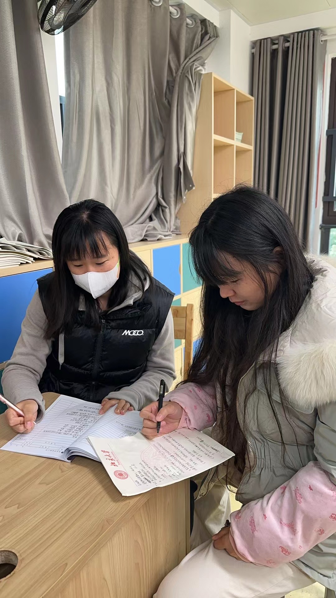 【湖畔·童化课堂】绘画性格，发现自我——美术校本研修之课例研讨_html_m273c27ad.jpg