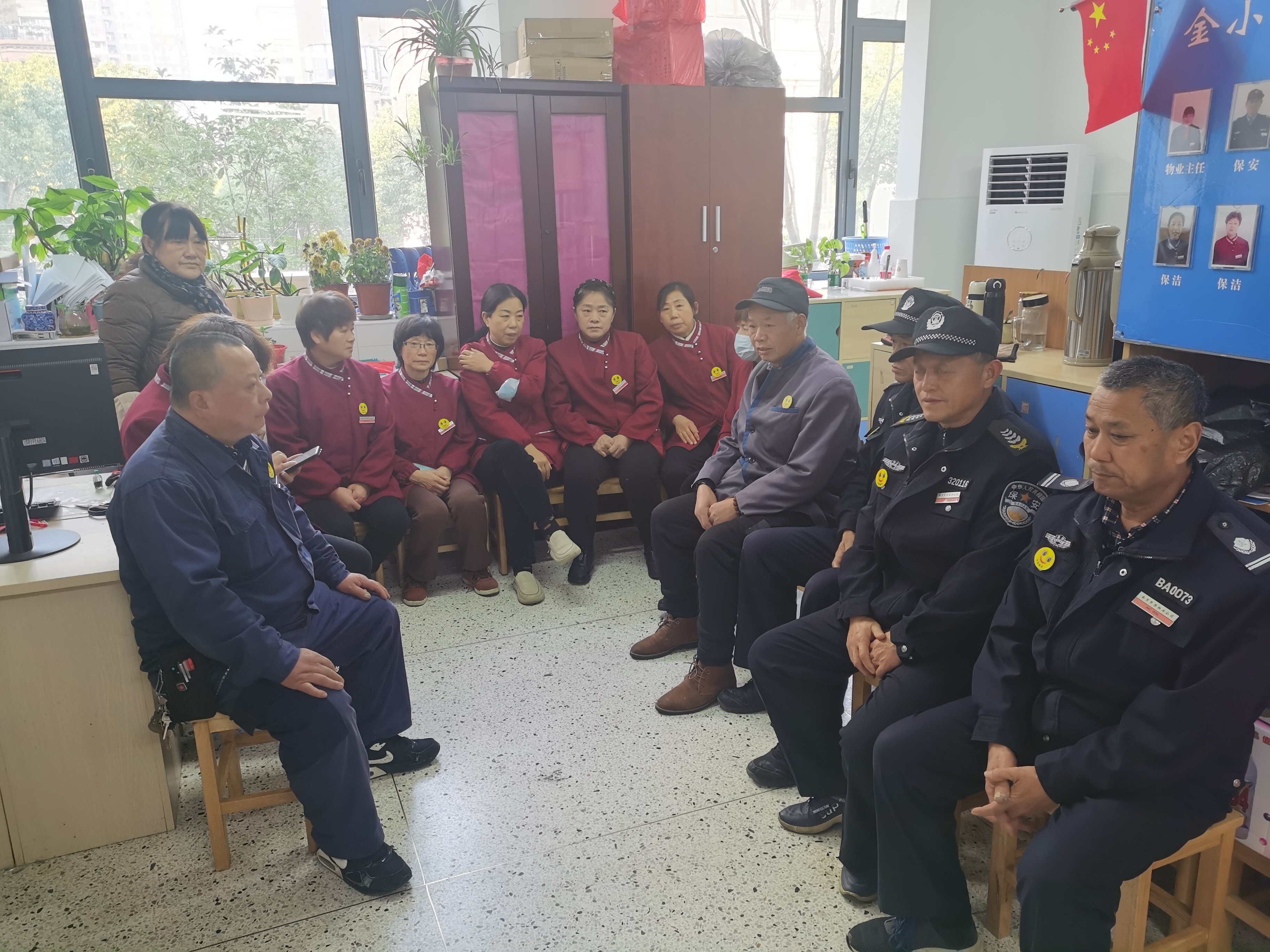 【博学广志】加强实操培训 熟练灭火技能——金陵小学（广志路校区）组织消防灭火器使用培训_html_2d75eafd.jpg