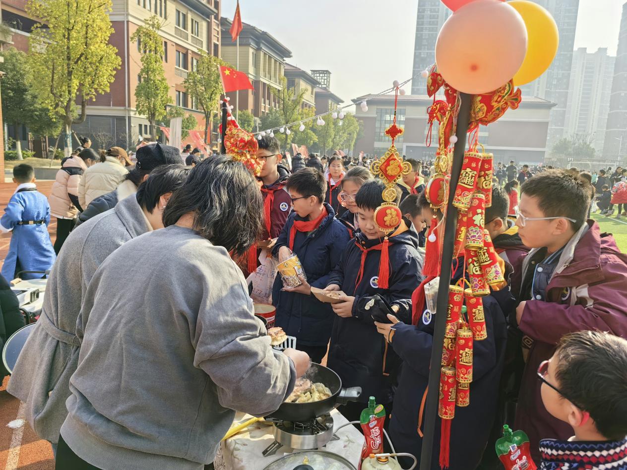 【湖畔·学生活动】“祥龙迎春 龘龘前行 ” ——金陵小学（仙林湖校区）2024元旦国潮市集来啦！_html_m52a72081.jpg
