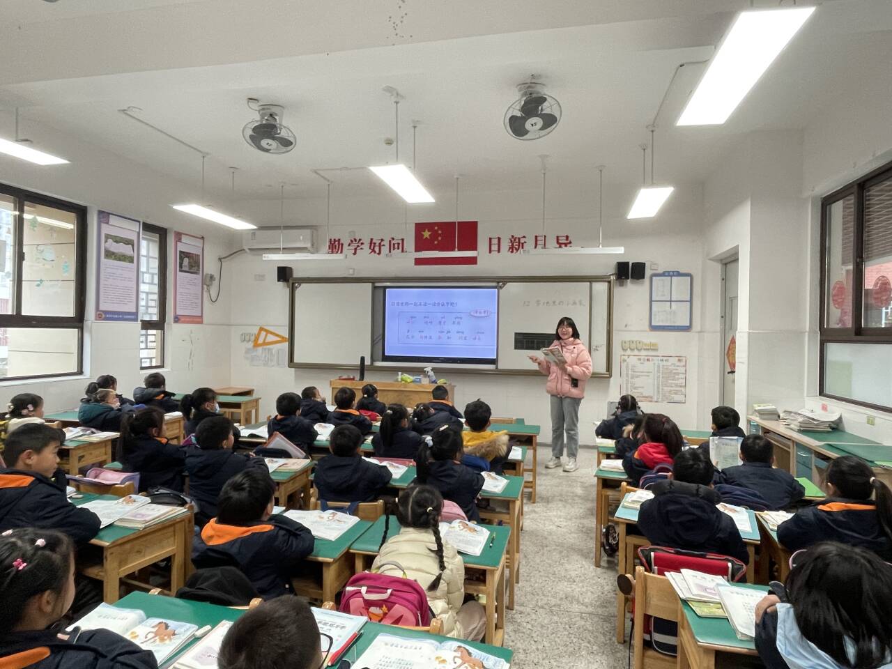 【湖畔·童化课堂】研讨出真知 同心促发展——记金陵小学（仙林湖校区）一年级语文组教研活动_html_2744943e.jpg