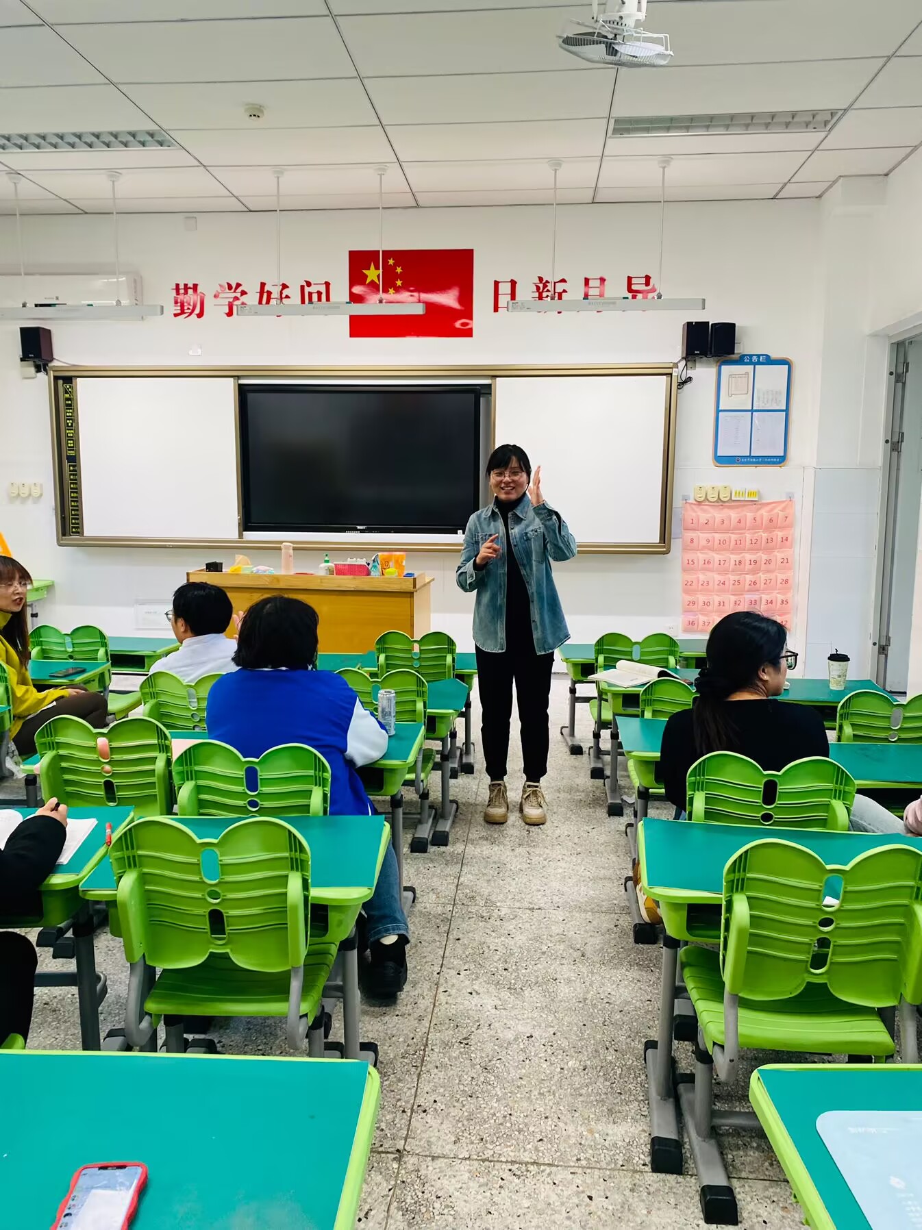 【湖畔·队伍建设】“共研共进，助力教学提升”——记二年级语文组集体备课_html_2e8e4685.jpg