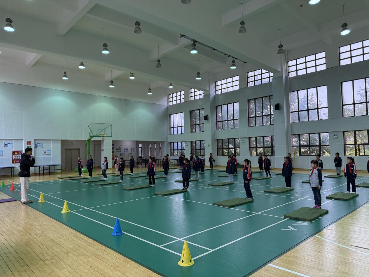 【湖畔·协同育人】精准教研引领入校园 深度把脉课堂促成长——栖霞区体育教研员莅临学校开展调研与听课指导活动_html_m2496a75d.jpg