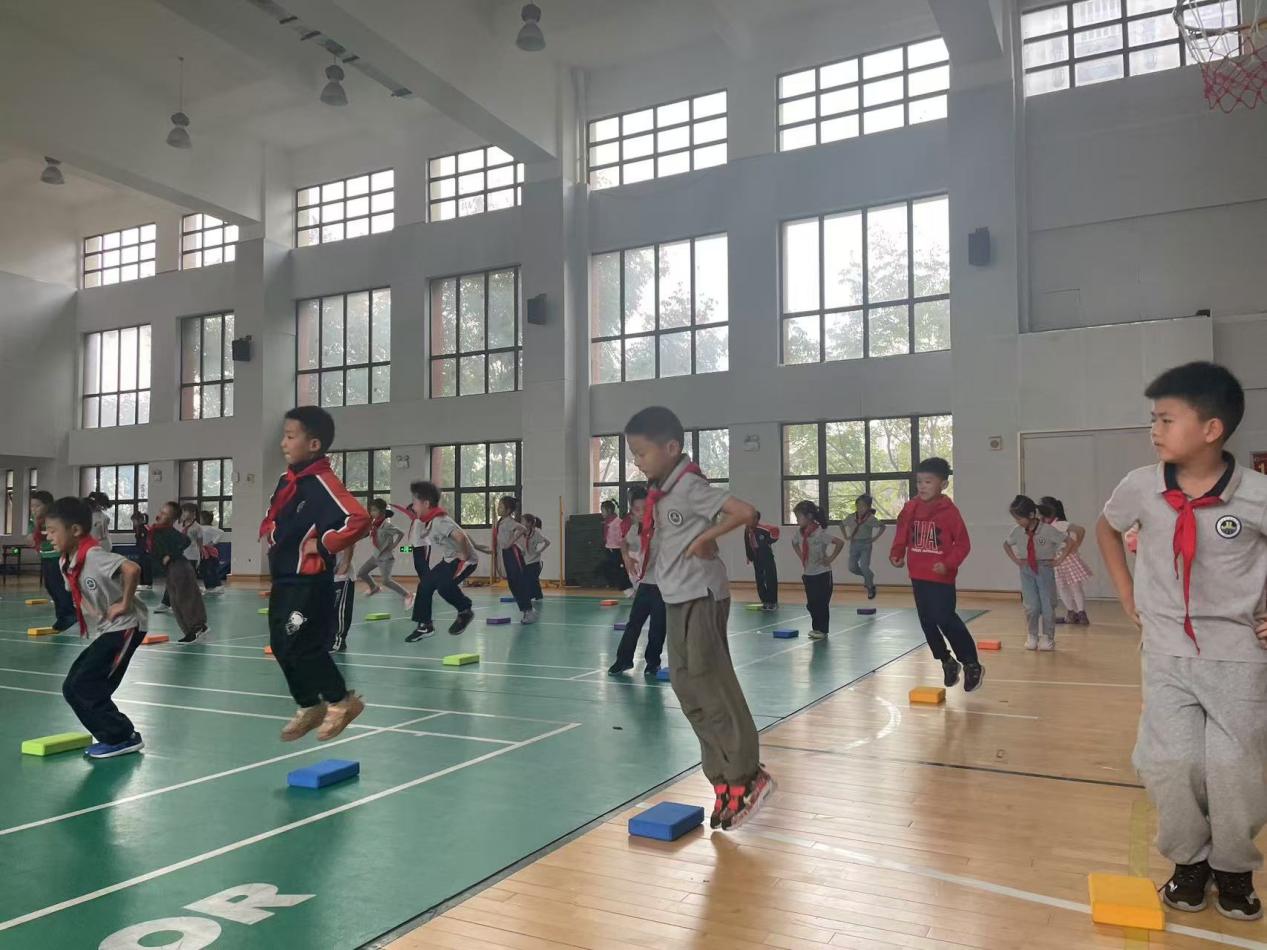 【湖畔·协同育人】精准教研引领入校园 深度把脉课堂促成长——栖霞区体育教研员莅临学校开展调研与听课指导活动_html_m30234e1.jpg