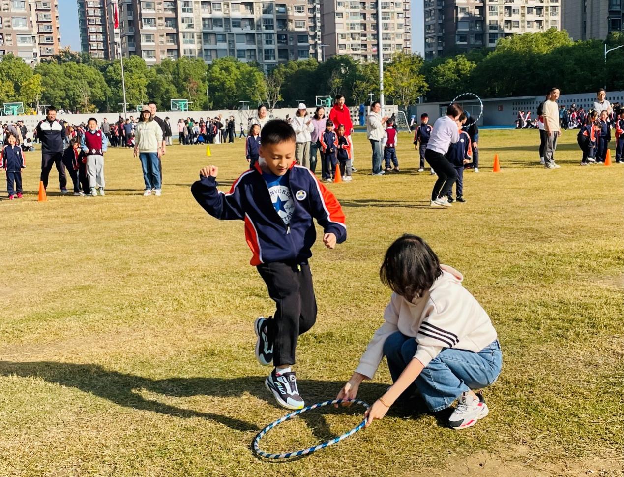 【湖畔·学生活动】秋韵燃动，逐梦赛场——记南京市金陵小学（仙林湖校区）2024—2025学年秋季趣味运动会（一、三年级）_html_m38899672.jpg