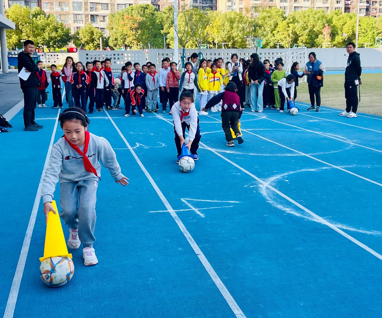 【湖畔·学生活动】秋韵燃动，逐梦赛场——记南京市金陵小学（仙林湖校区）2024—2025学年秋季趣味运动会（一、三年级）_html_8414726.jpg