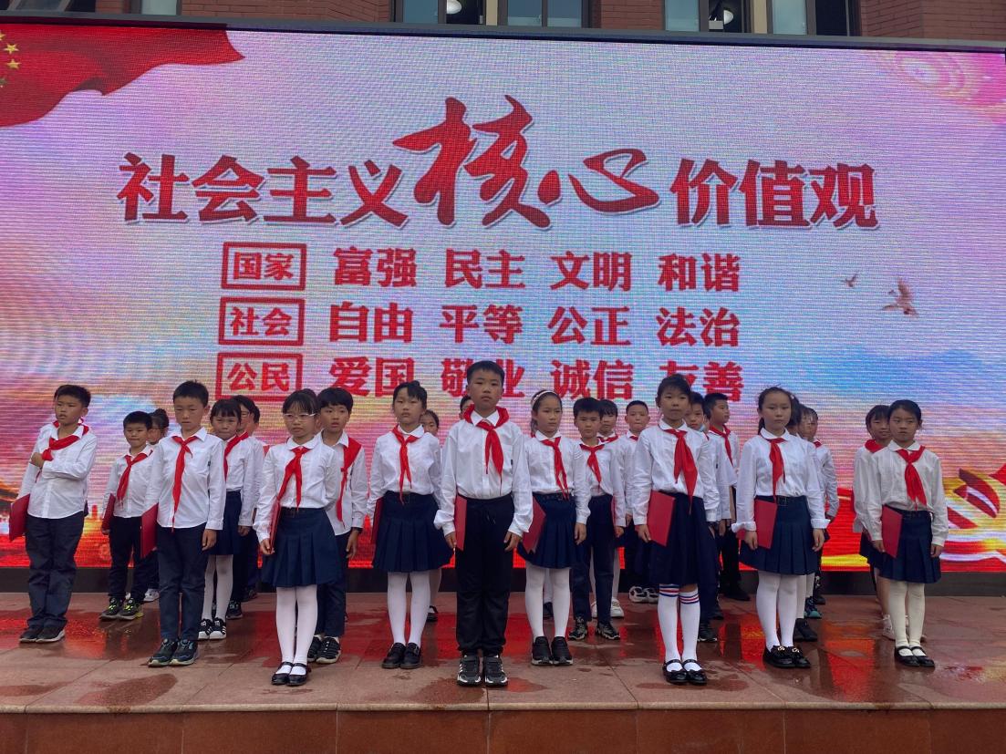 【湖畔光影 升旗仪式】“社会主义核心价值观”——金陵小学（仙林湖校区）第十五周升旗仪式_html_7453f618.jpg