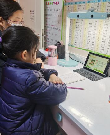 【湖畔·级部动态】温暖云相聚，以爱话成长——2022-2023学年第一学期一年级级部期末家长会_html_m76e6acfe.jpg