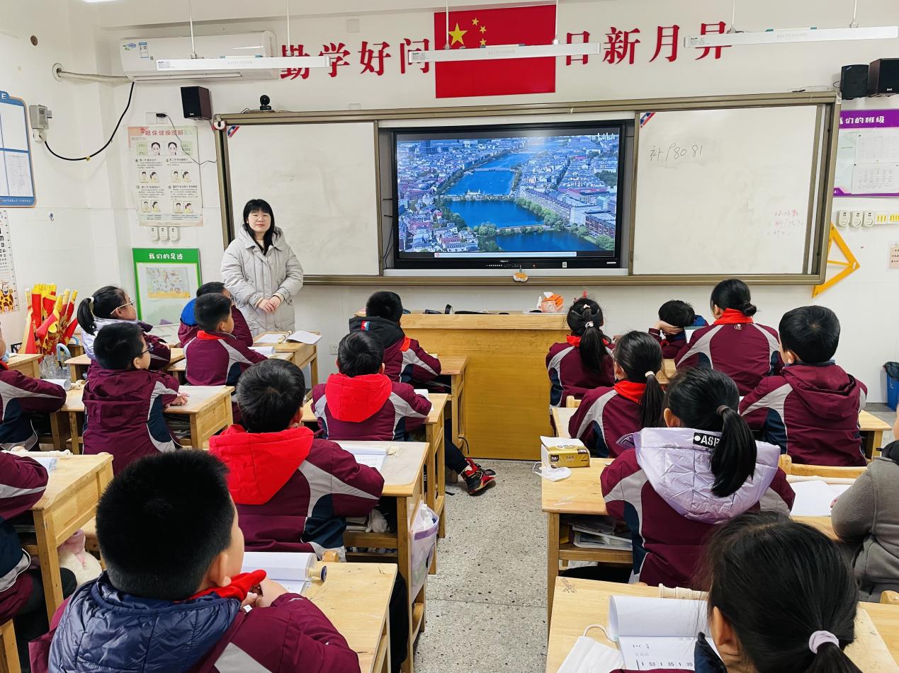 【湖畔·童话课堂】乐润心田，拥抱金秋——音乐校本研修之课例研讨_html_m6b5bbf0.jpg