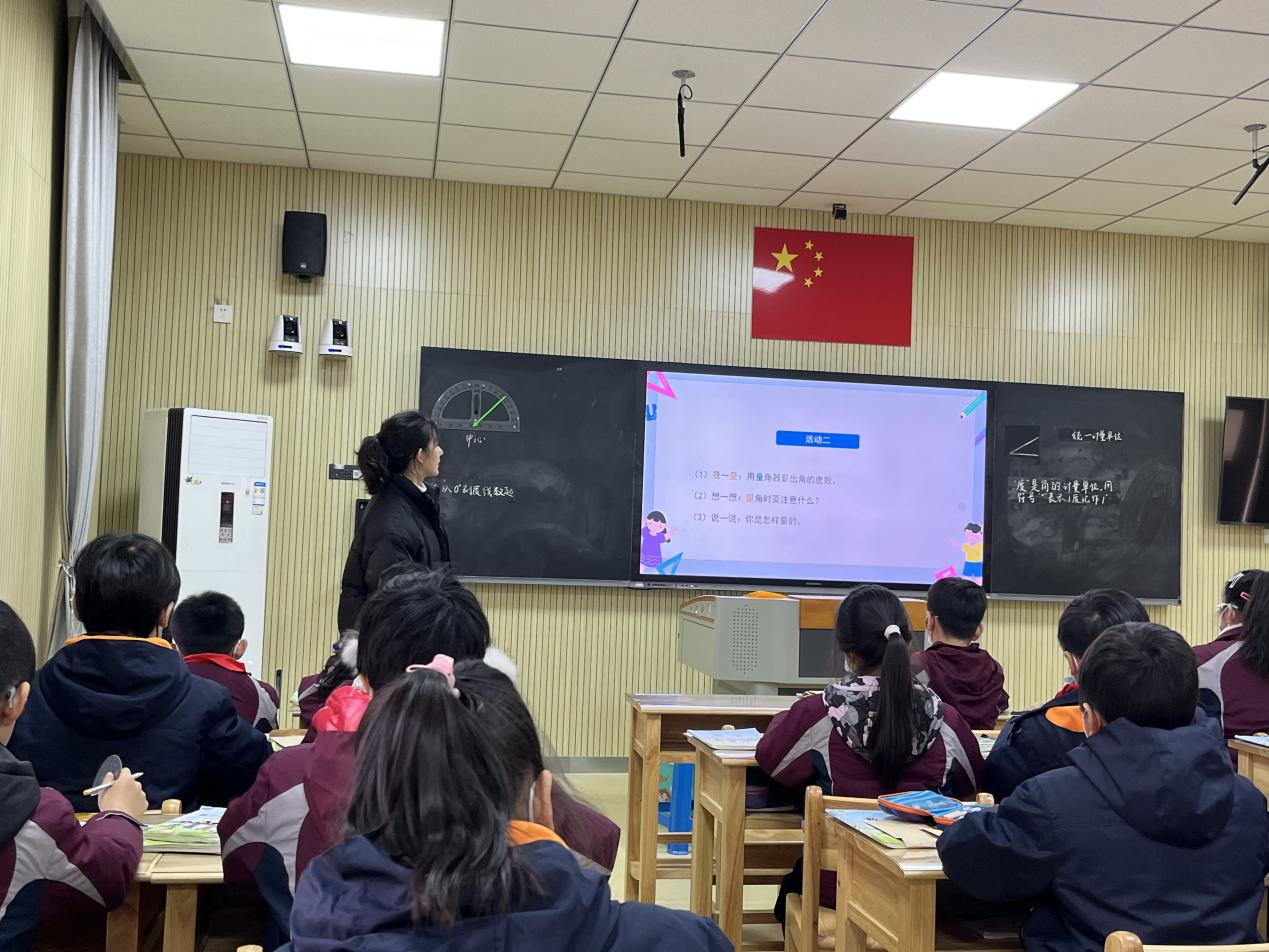 新闻稿 曹静【湖畔光影】数学校本研修之课例研讨（160）(2)_html_3f006642.jpg