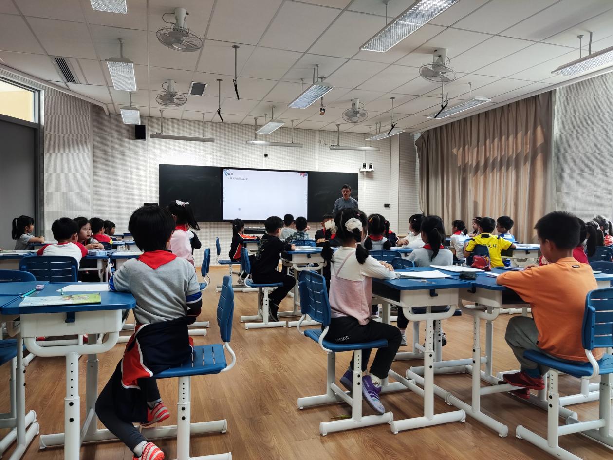 【湖畔·童化课堂】经历知识形成过程，发展学生核心素养——数学校本研修之课例研讨（179）_html_m10adc173.jpg