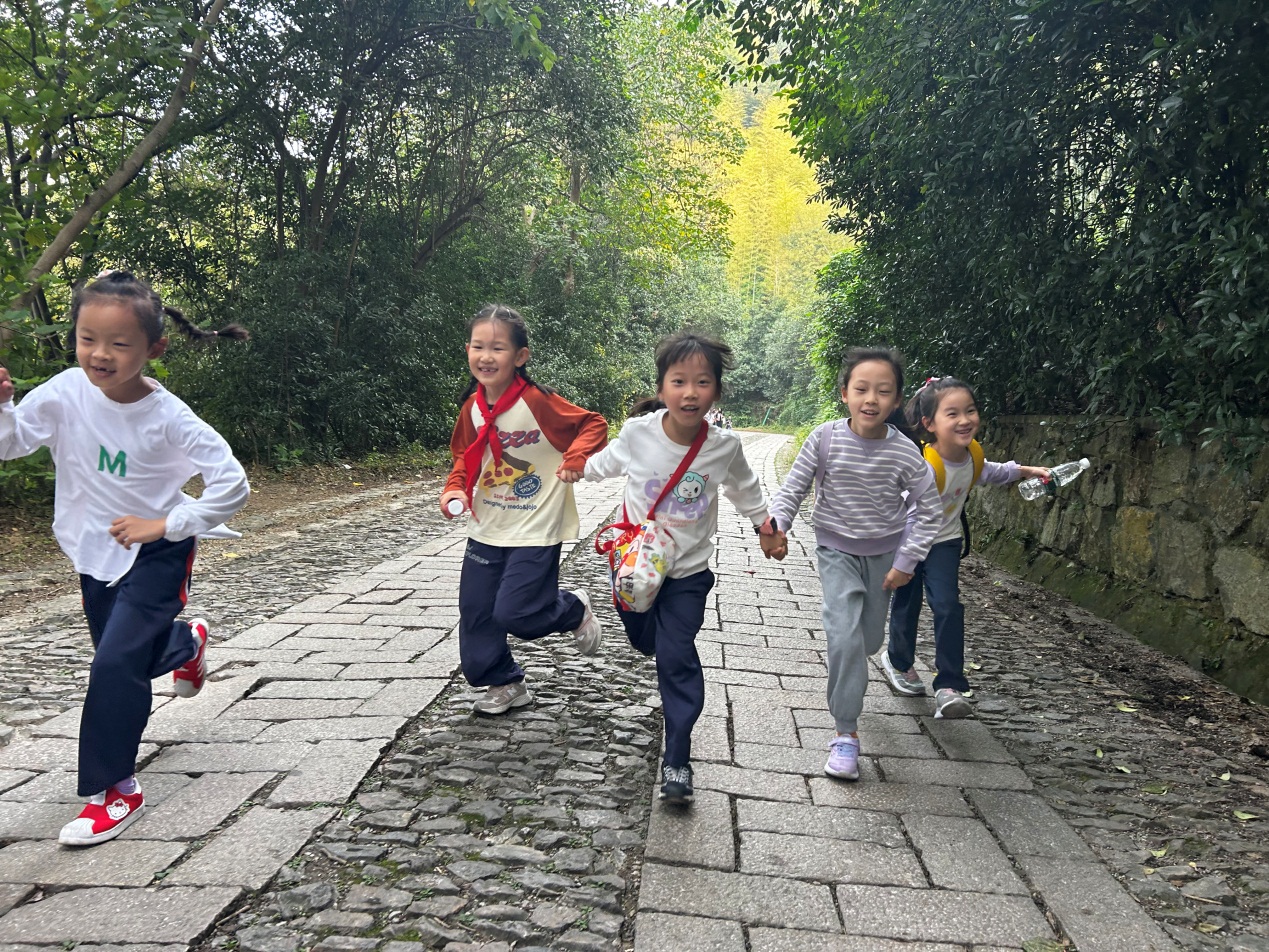 【湖畔·学生活动】向阳而生，逐光而行——金陵小学（仙林湖校区）二年级（1）班亲子登山活动_html_21707921.jpg