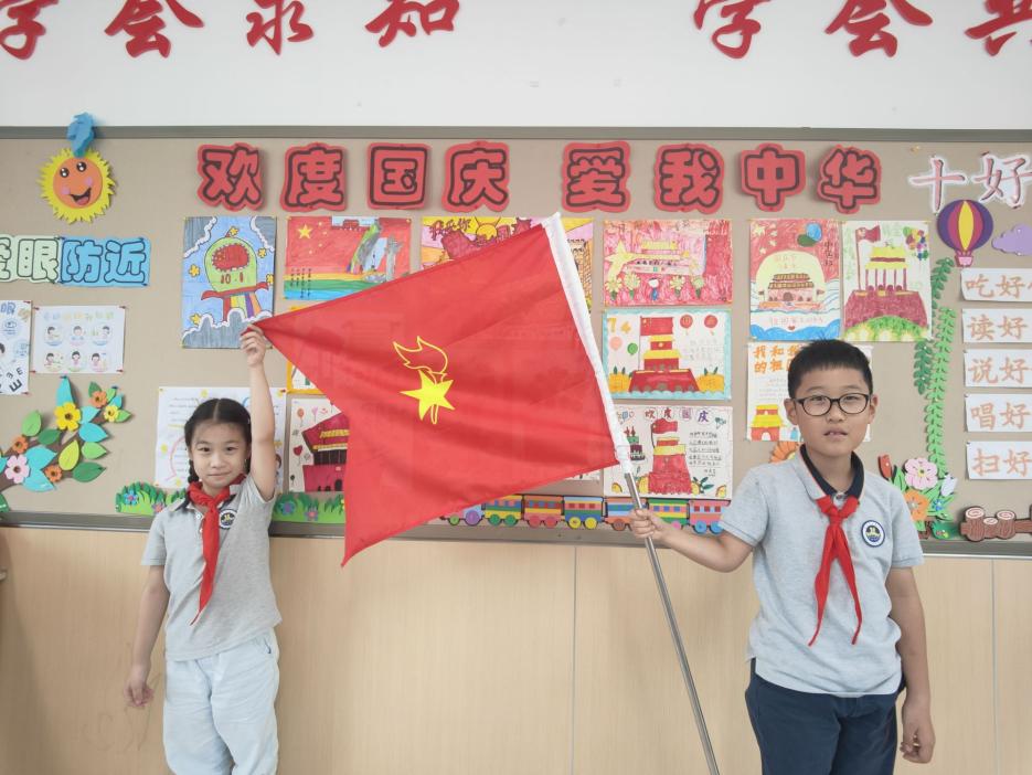 【湖畔·红领巾】童心向党，薪火相传——金陵小学（仙林湖校区）建队日系列活动之我与队旗合个影_html_17773d05.jpg