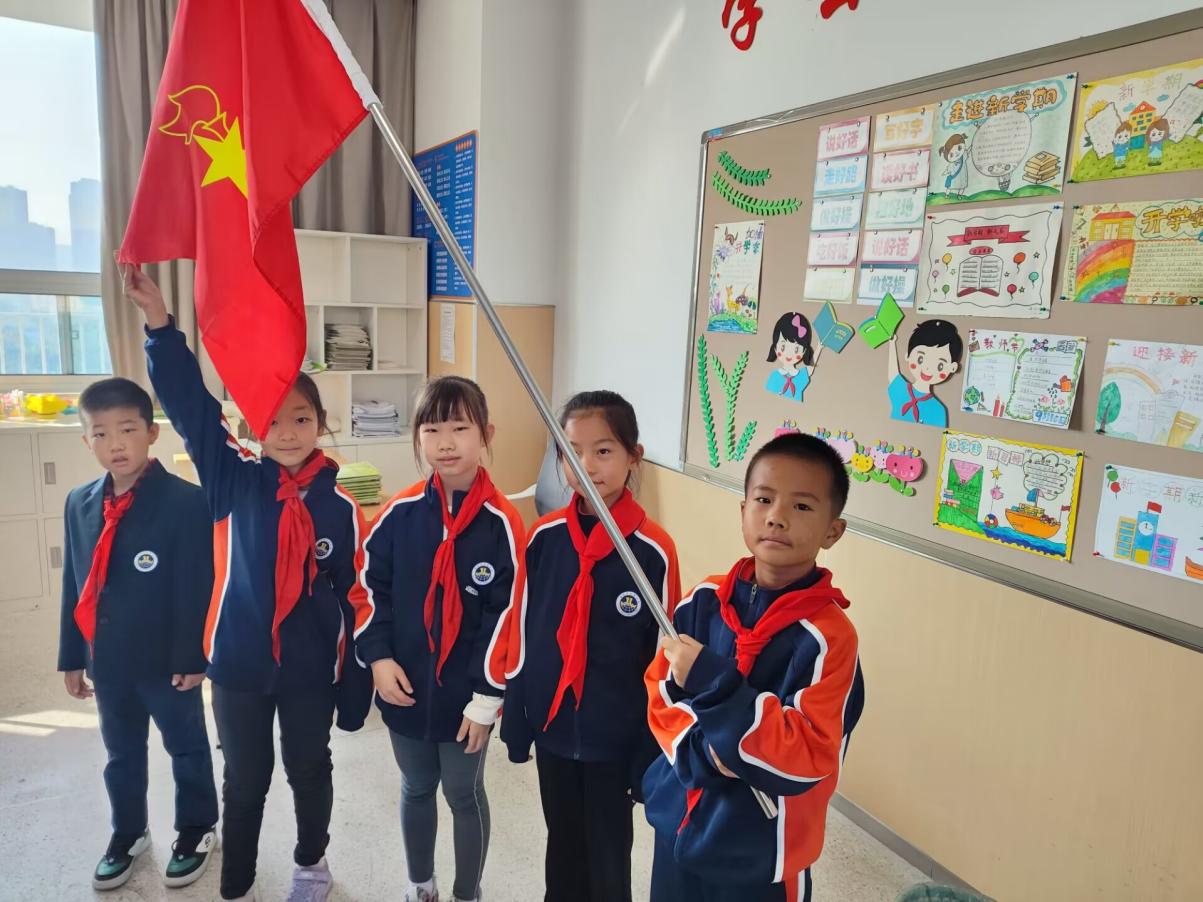 【湖畔·红领巾】童心向党，薪火相传——金陵小学（仙林湖校区）建队日系列活动之我与队旗合个影_html_572c520c.jpg