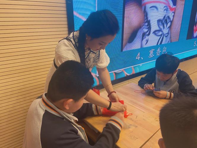 传承宋韵美学，创新传统艺术——栖霞区小学美术“鱼戏莲叶”主题大单元活动_html_m43cc0c51.jpg