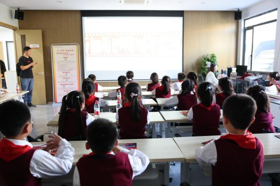【湖畔·学生活动】把握童声话筒，做新时代小记者——金陵小学（仙林湖校区）少先队员代表参观栖霞区融媒体中心_html_m6315d681.jpg