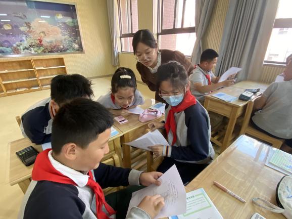 【湖畔·童化课堂】合作探究 厘清算理 掌握算法——数学校本研修之课例研讨（180）_html_34225c89.jpg